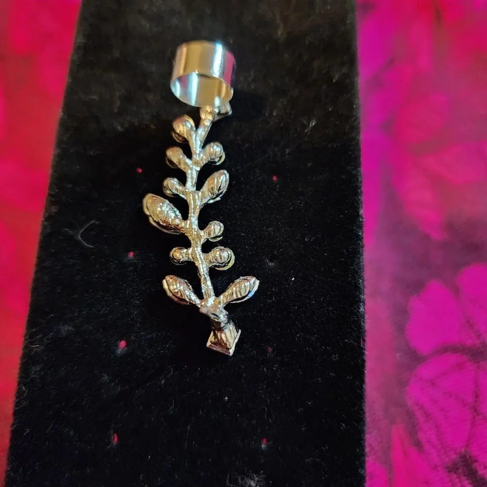 Silver Tone Jeweled Leaf Earring Cuff. For Left Ear. NWOT.